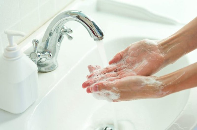 rửa tay với xà phòng khiến da tay bị bong tróc