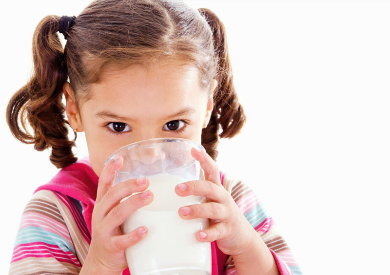 trẻ bị ngộ độc thức ăn có nên uống sữa